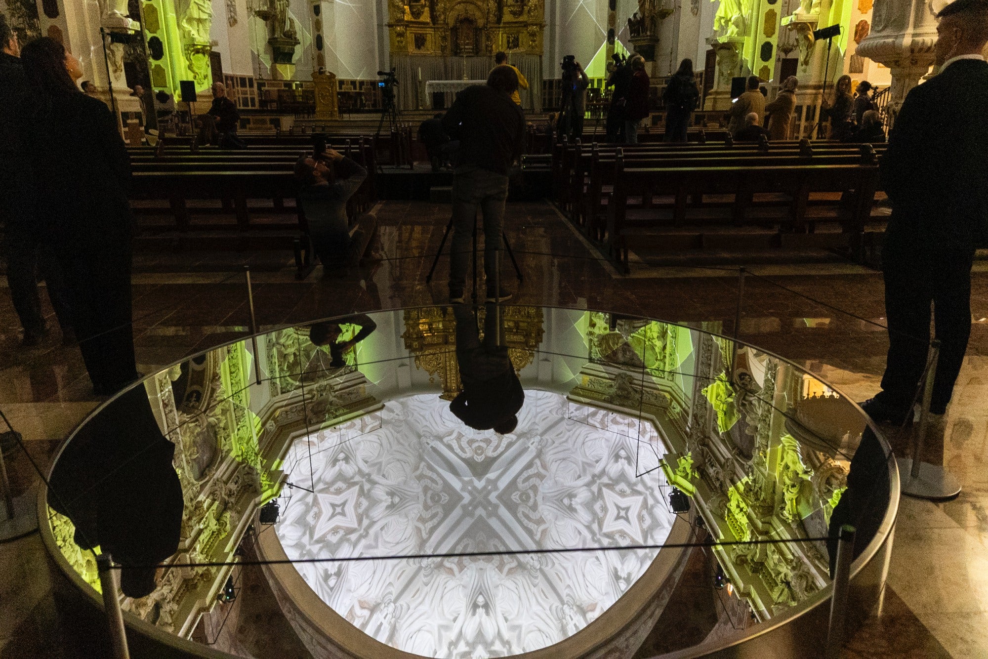 Un gran espejo en el suelo nos permite ver los frescos del techo con total claridad. 