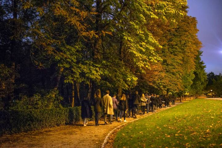 En noches más cerradas, la linterna es indispensable para guiarse por los caminos del parque.