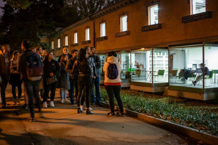 Frente a la Casa de Fieras, hoy la gente estudia y trabaja en los cubículos de cristal de la Biblioteca Municipal.