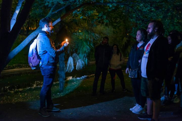 Momento en el que Álvaro enciende un poco de palosanto para hacer una limpieza espiritual express.