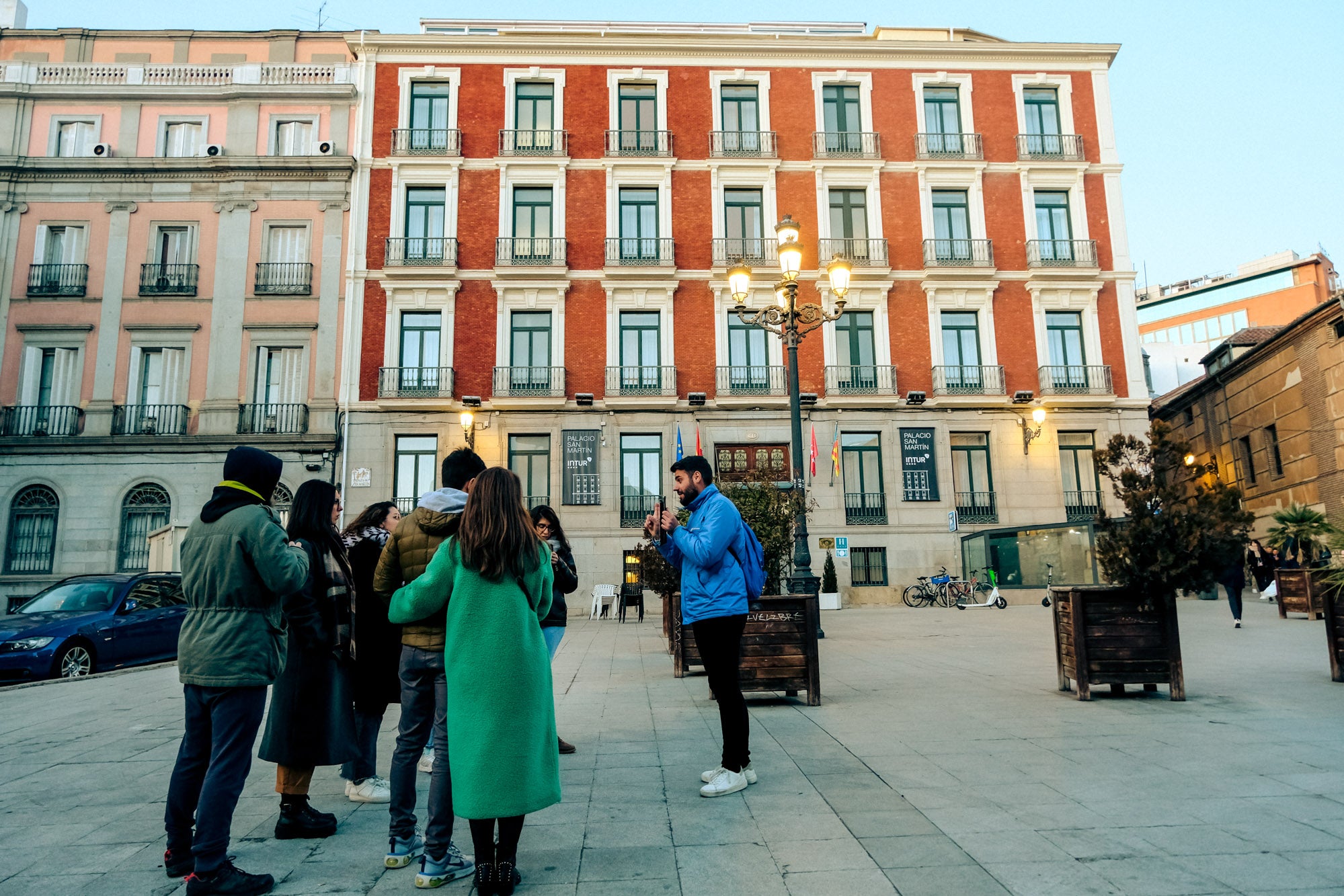 En la plaza de San Martín finaliza esta ruta llena de chismes.