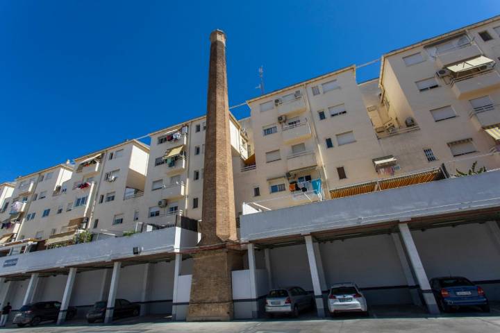 Esta chimenea se encuentra hoy en un parking de un supermercado Lidl.