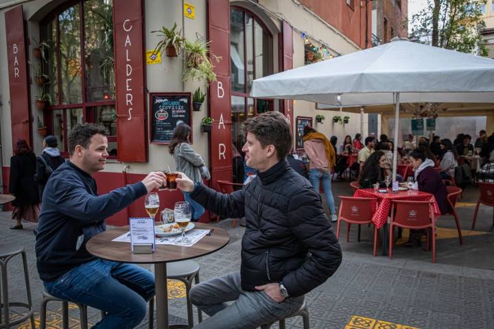 Sant Antoni, tierra de vermut y cromos. Barcelona. Bar Calders, su terraza, vermut i sus famosos nachos.                                     AUTOR: MANU MITRU