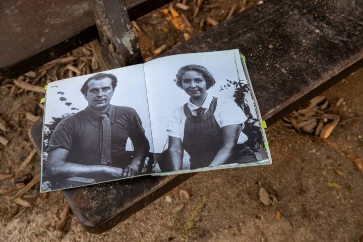 Un retrato de María Teresa León y Rafael Alberti en un banco de 'su' Paseo del Pintor Rosales.