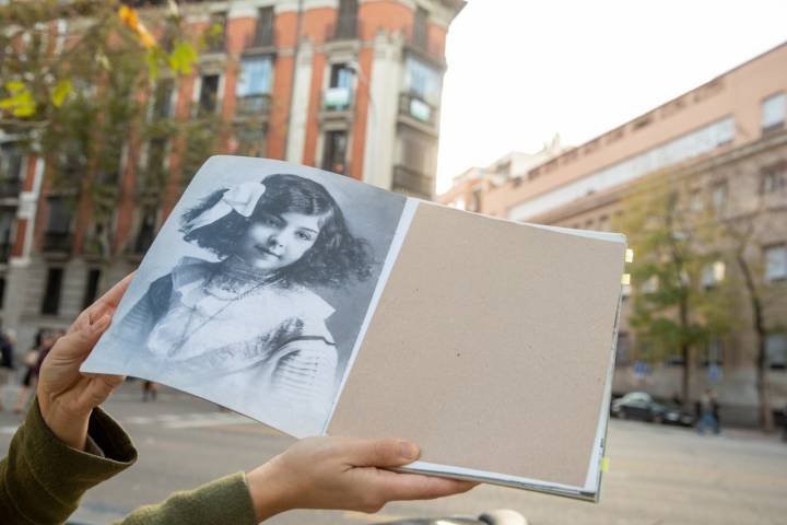 Pequeña María Teresa León frente a la casa de sus tíos.