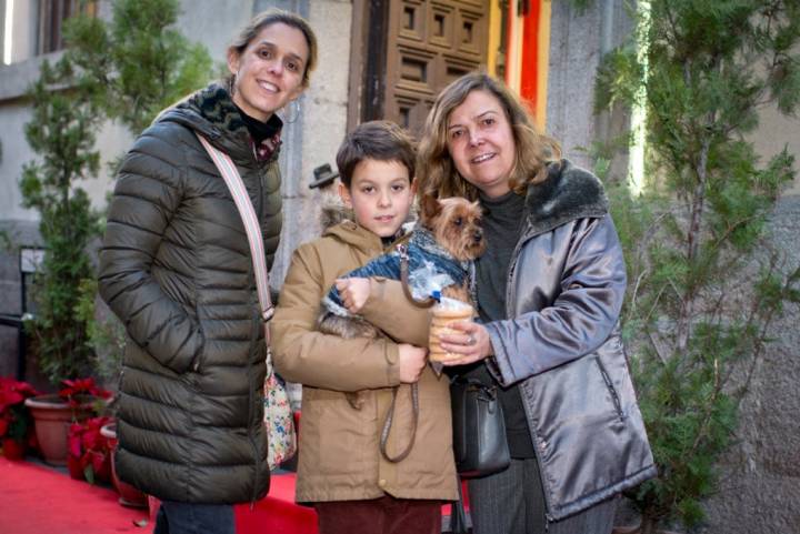 Esta familia acaba de comprar media docena de panecillos que compartirán con su perrito, como manda la tradición.