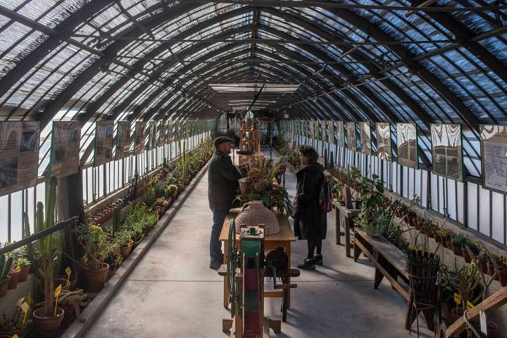 Javier Sepalla explica "El Barco", pieza clave para entender el Vivero de Estufas del Retiro que dirige