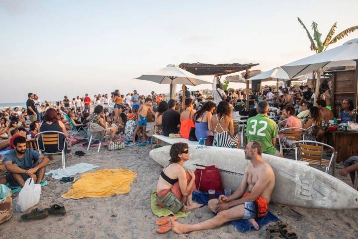 Filosofía eco: Prohibido dejar tu vaso en la arena. Lo devuelves y recuperas tu euro de más.