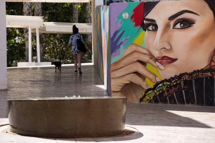 Es el momento de observar, no hay prisa. En la foto, un grafiti en la Plaza de la Judería.