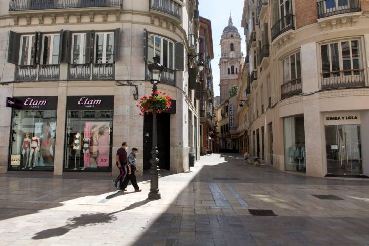 La comercial calle Larios, a medio gas. Al fondo, la Catedral.