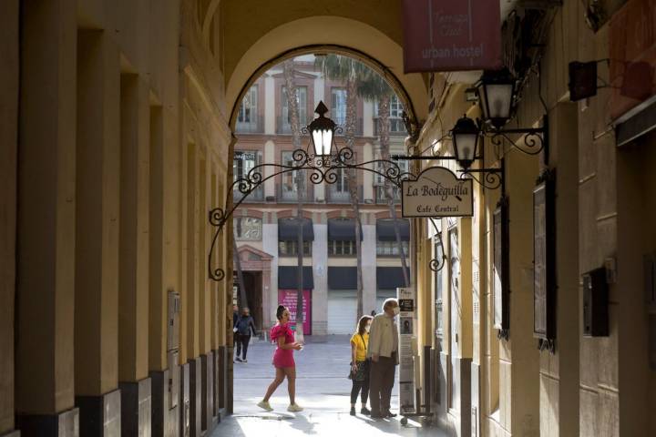 Pasaje de Chinitas con la Plaza de la Constitución al fondo.