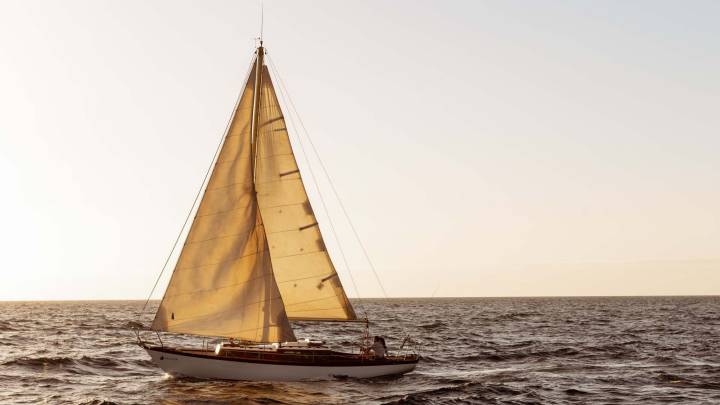 Un velero en el mar