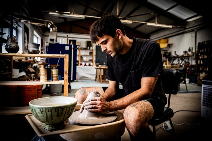 El ceramista se ha formado en ciudades como Sevilla o Talavera de la Reina.