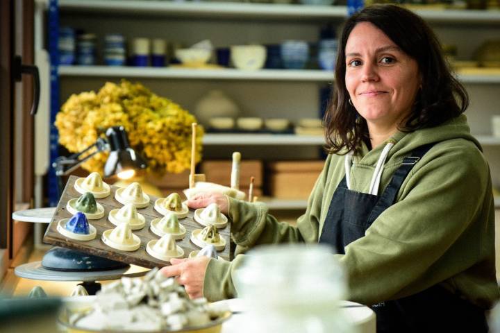 La artista Loaira Pérez en su taller Raposiñas