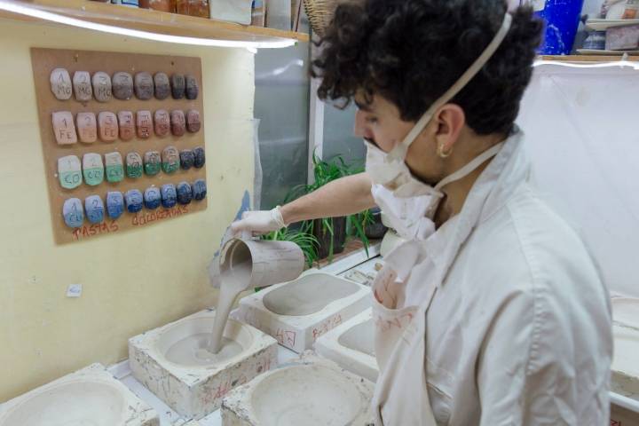 Rellenando los moldes frente a la tabla de colores.