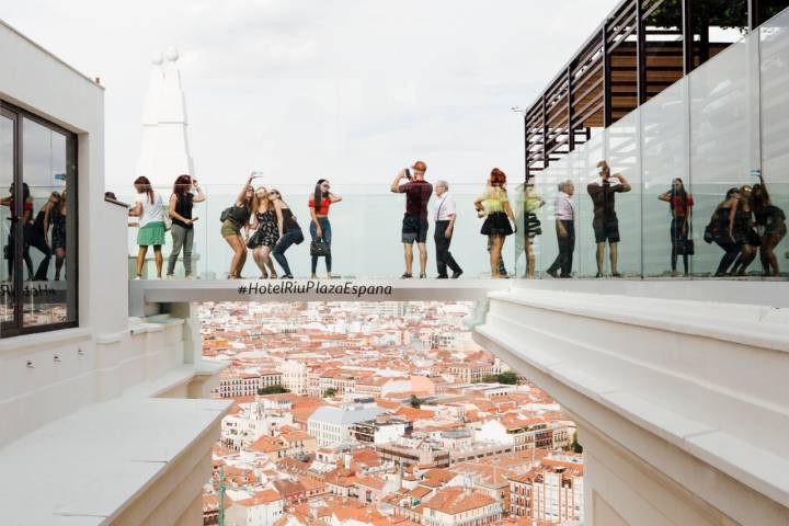 21/8/2019. Madrid. De Madrid al cielo. Hotel Riu. Es un buen momento para enfrentar el vértigo. Foto de César Cid.