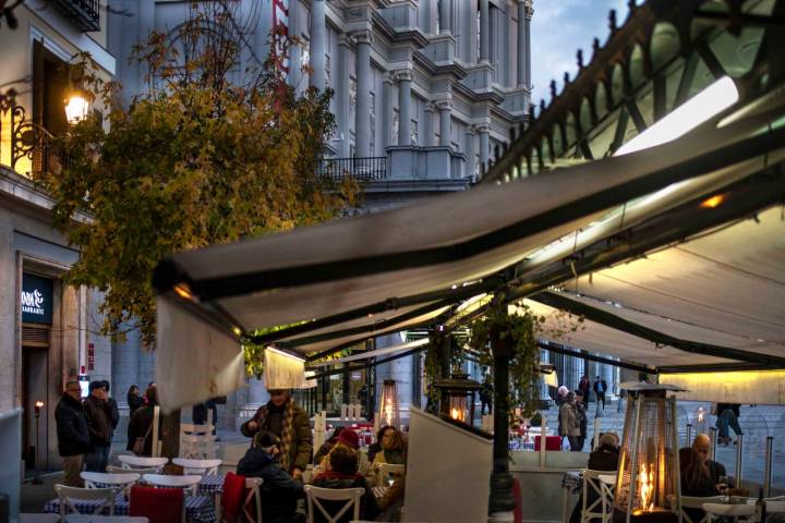 'Café La Lonja', al pie del Teatro Real, en la Plaza de Oriente.