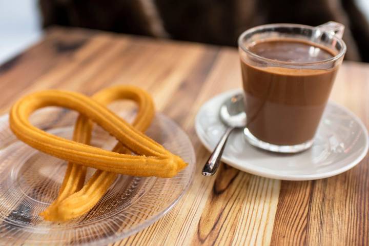 El chocolate con churros, un clásico de la Plaza de Jacinto Benavente.