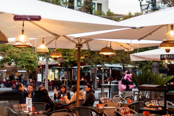 Terraza de la 'Charcutería' en Plaza de Santa Ana.