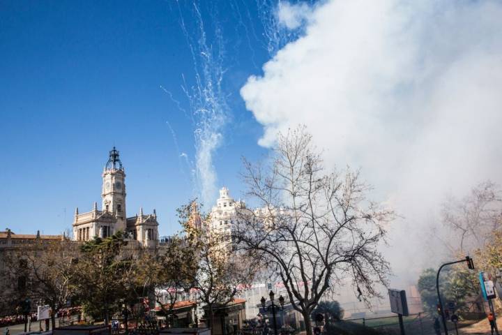 La mascletà hace vibrar a todo el mundo que se concentra en torno a la Playa del Ayuntamiento de Valencia.