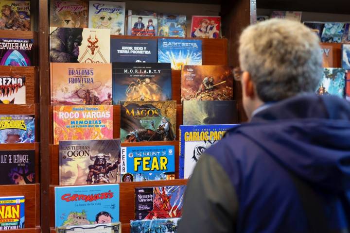 Un cliente observa los cómic de TBO en Pamplona.