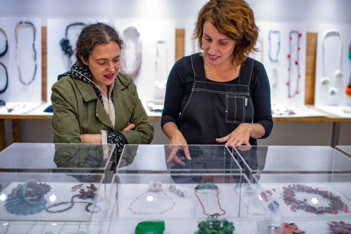 Laura González Sanz mostrando alguno de sus trabajos en 'Lalabeyou'.