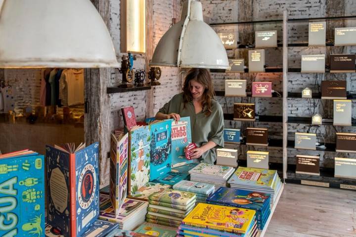 Los libros y las lámparas con mensajes son dos de los productos estrella de esta peculiar tienda de Chueca.