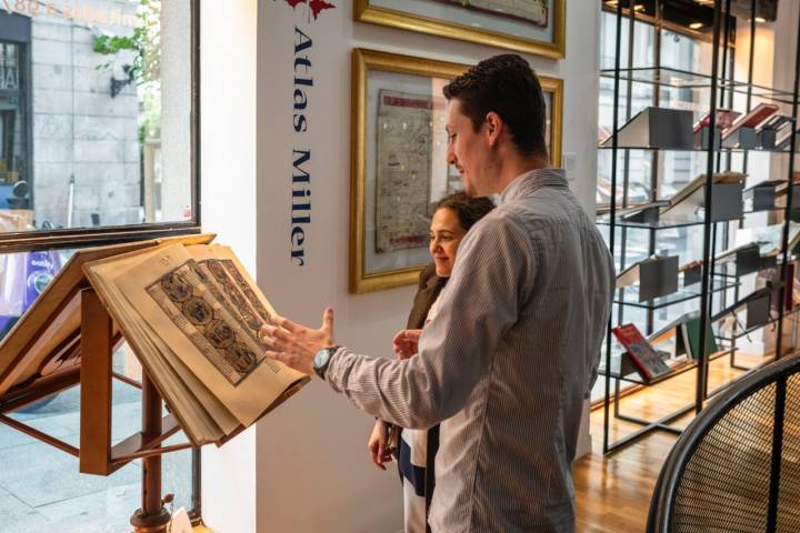 Manuel enseñando la Biblia de San Luis a una mujer.