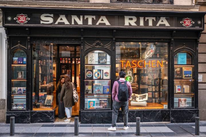 'Taschen' se encuentra en la que fuera la antigua mercería Santa Rita.