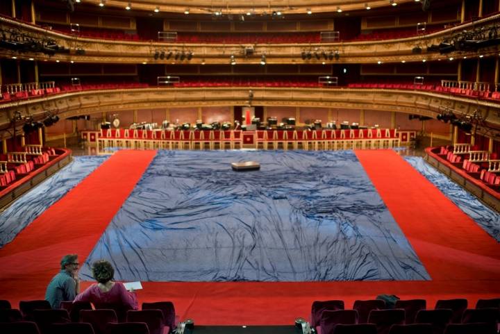 El escenario de 'La Enseñanza Libre/La Gatita Blanca' esperando a público y artistas.