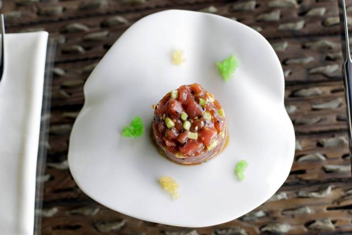 Tartar de atún rojo con aguacate yuzu y wasabi.