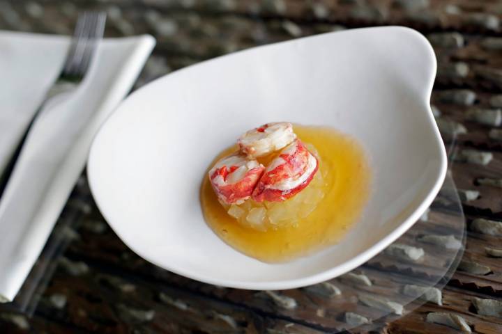 Ensalada de bogavante con 'gelée' de tomate y manzana osmotizada en 'txakoli' Itsasmendi.