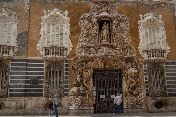 Esta puerta del palacio es puro 'horror vacui'.