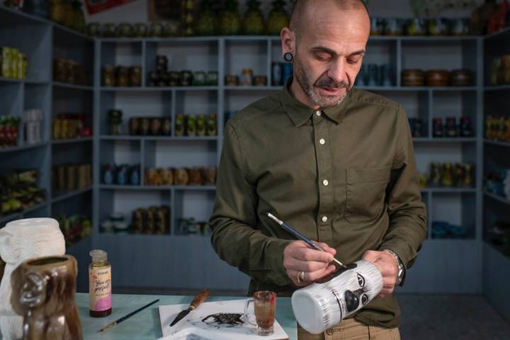 Juanjo se encarga de pintar los vasos.