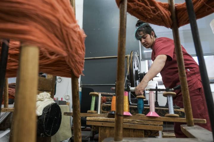 Tania Fernández prepara las canillas con la rueca.