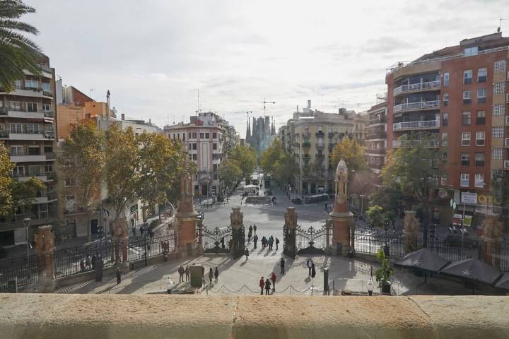 Y, al fondo, uno de los pocos templos que no necesita presentación.