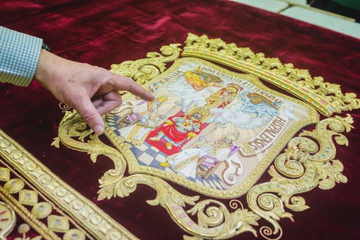 Detalle del escudo de Sevilla en el faldón del palio de la Hermandad de Los Estudiantes, realizado sobre terciopelo de Lyon.