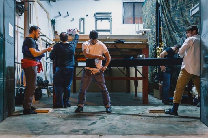 Costaleros de la Hermandad del Amor se 'fajan' antes de realizar el ensayo de cara al día de la salida.