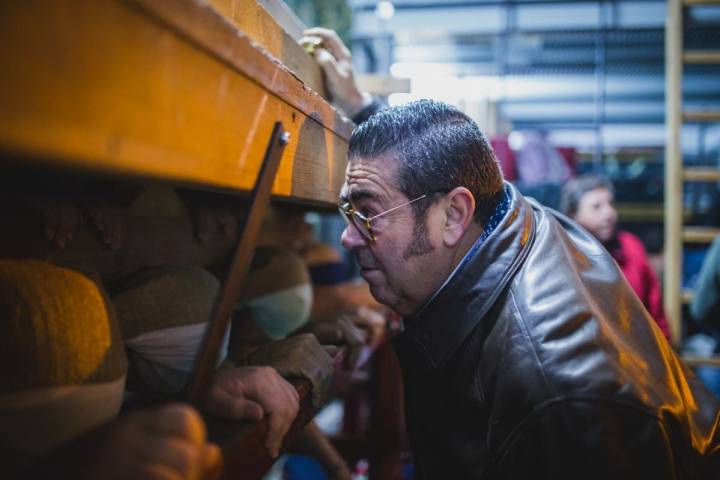 Uno de los capataces de la Virgen del Socorro alienta a los costaleros antes de comenzar el ensayo.