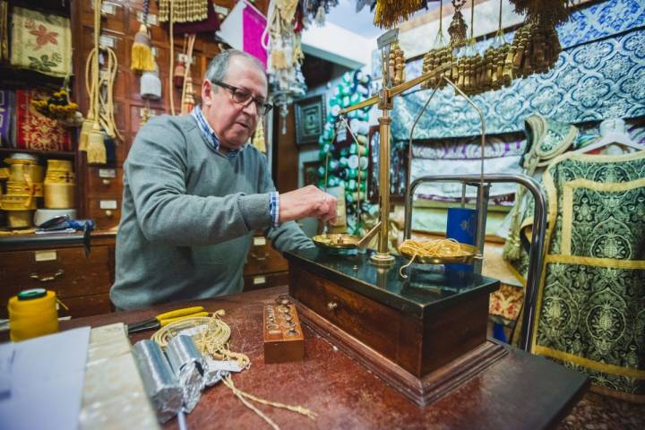 Balanza para pesar el hilo de oro y los cordones en la 'Casa Rodríguez' de la calle Francos.