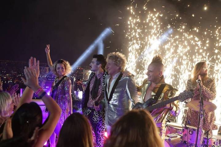 El incombustible Rod Stewart durante una celebración tras uno de sus conciertos. Foto: Facebook Rod Stewart.