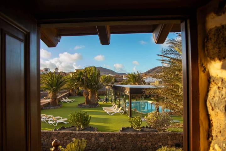 La piscina del ‘Hotel Rural Mahoh’ está cubierta para disfrutarla durante todo el año.