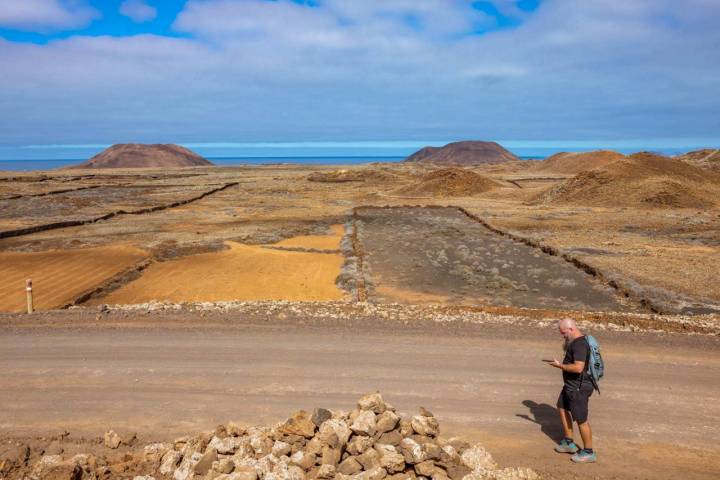 Los ‘arenales’ vistos desde el Camino Natural con el mar al fondo. 