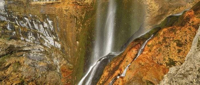 Cascada del nacimiento del río Mundo.