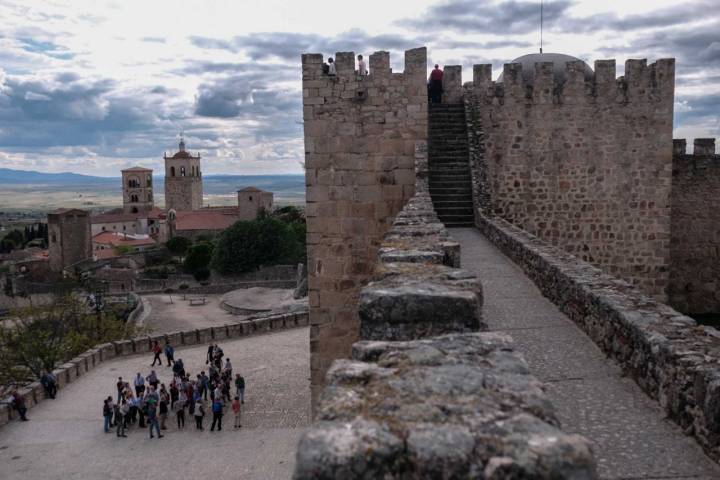 Vista parcial del castillo y de la ciudad al fondo