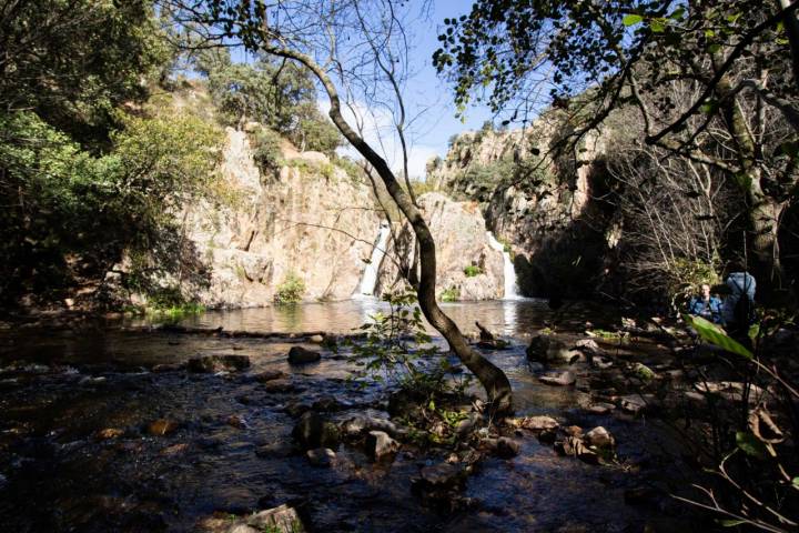 Las pequeñas cascadas al fondo de la charca brindan un sonido muy agradable.