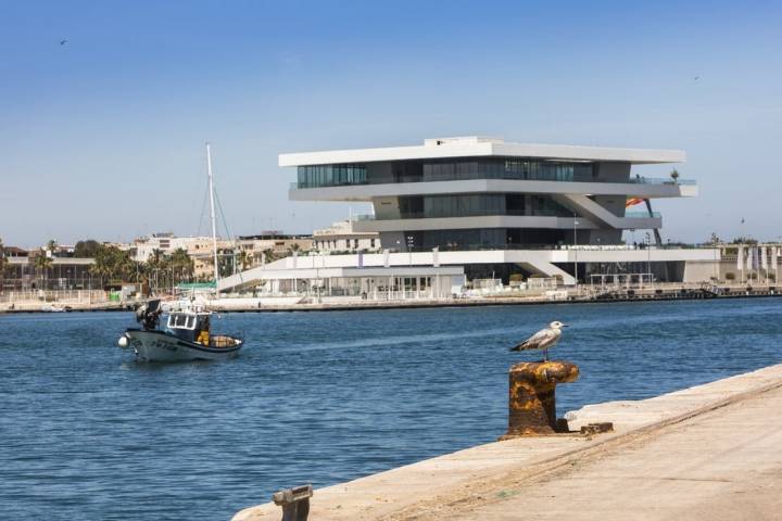 Vista del edificio Vels e Vents desde el el puerto pesquero. Foto: Eva Máñez.