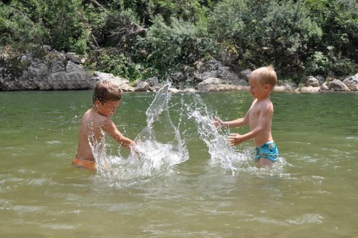 La playa natural de La Presa es la mejor zona para bañarse en familia. Foto: Shutterstock