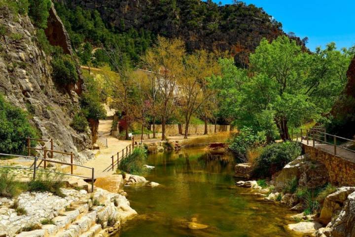 El río Canaletes ha esculpido un estrecho donde se suceden las piscinas naturales. Foto: Agefotostock.