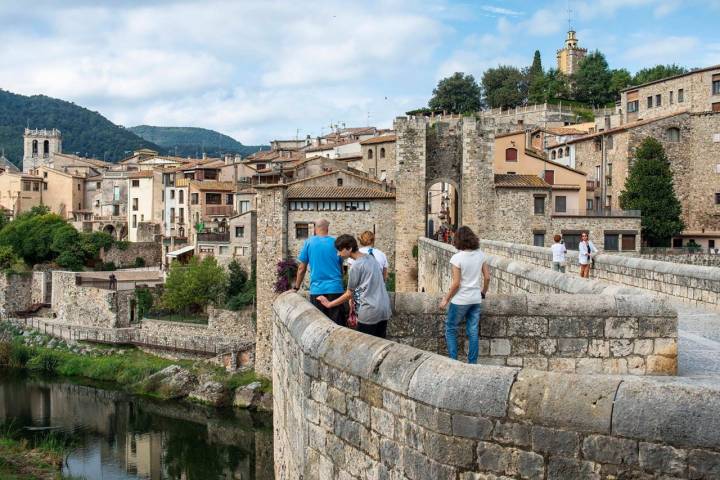 paseo besalu girona pueblo medieval